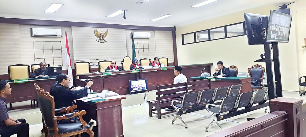 RUGIKAN NEGARA: Kades Nonaktif Dadapan Yuliantono memberi keterangan pada majelis hakim. Kerugian negara mencapai Rp 978 juta.