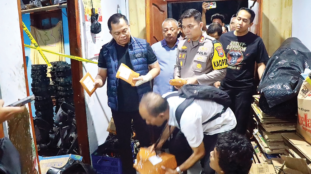 CARI BARANG BUKTI: Kapolres Nganjuk AKBP Suria Miftah Irawan ikut menggerebek rumah mutilasi motor curian.