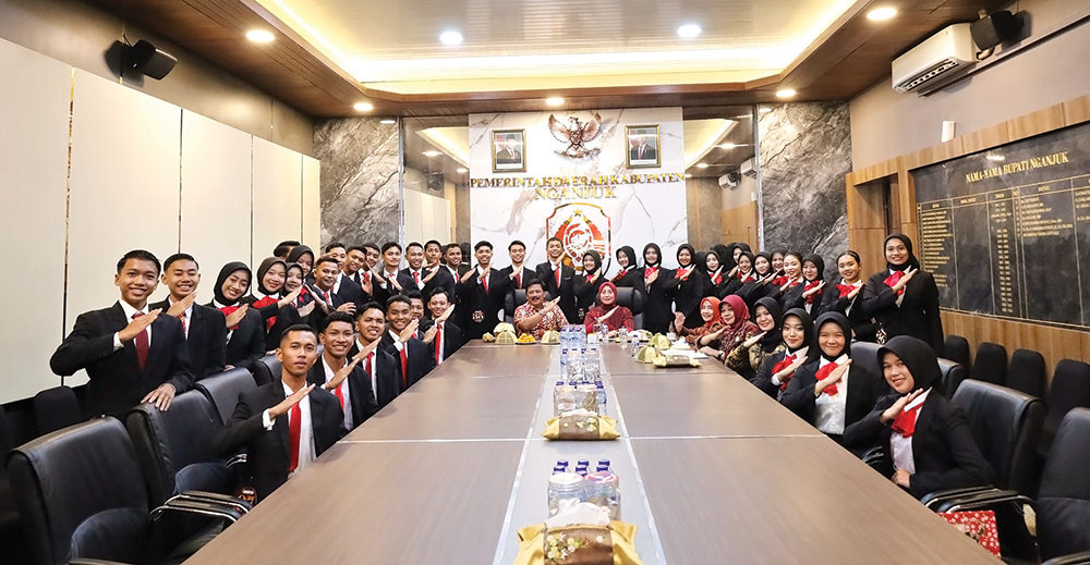 NGANJUK MELESAT: Bupati Marhaen Djumadi dan Kepala Dinas PPKB Asti Widyartini foto bersama 20 pasang finalis Duta GenRe tahun 2026. Kang Marhaen beri motivasi pada finalis.