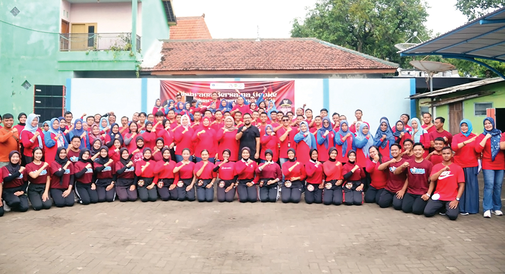 PERANGI STUNTING: Wakil Bupati Trihandy Cahyo Saputro olahraga bersama finalis Duta GenRe.