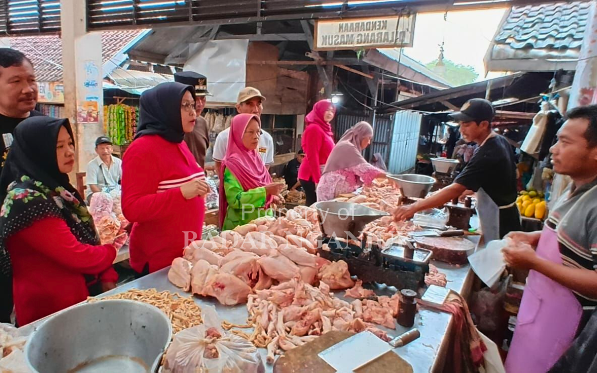 Disperindag Nganjuk melakukan sidak harga pasar di Pasar Berbek.