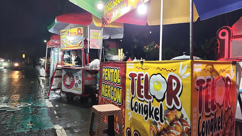 SEMARAK: Pedagang jajanan untuk takjil Ramadan mulai banjiri Alun-Alun Nganjuk.