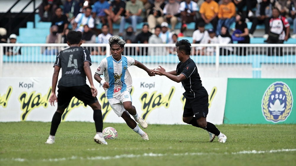 HARUS BERLATIH KERAS: Stiker Persenga Nasikin dihadang pemain Triple S Kediri. Persenga mulai latihan fisik hari ini untuk tingkatkan stamina.