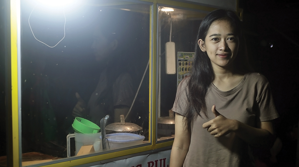 BERBAKAT: Gelar Puspa Mega jualan terang bulan sambil melukis pesanan konsumen.