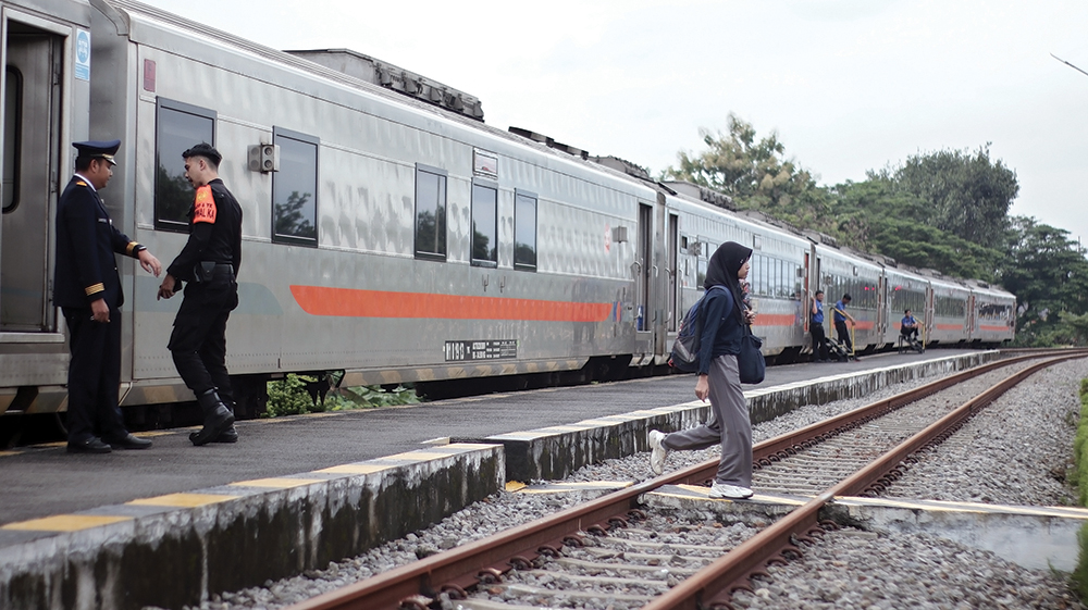 BANJIR PEMINAT: Penumpang turun di Stasiun Nganjuk kemarin. Ribuan orang berebut tiket mudik Lebaran dengan tujuan Stasiun Kertosono dan Nganjuk saat arus mudik Hari Raya Idul Fitri ta