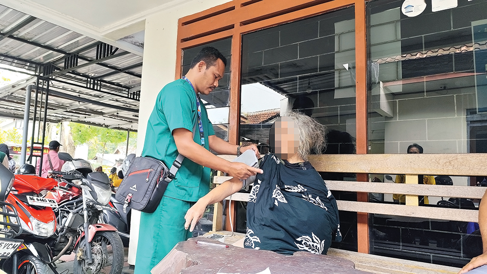 CEK KESEHATAN: Petugas memeriksa tekanan darah ODGJ. Sebanyak enam ODGJ dirujuk ke Rumah Sakit Jiwa (RSJ) Menur.