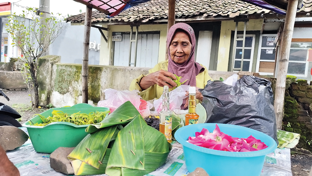 PANEN: Penjual bunga untuk nyekar di Kecamatan Pace melayani pembeli untuk ziarah di makam jelang Ramadan.
