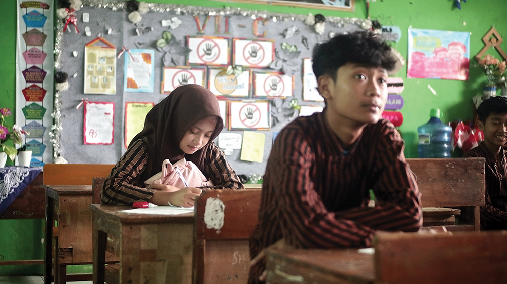 KECEWA: Siswa SMPN 1 Bagor mengerjakan soal try out TKA. Hasil try out kedua TKA jeblok.