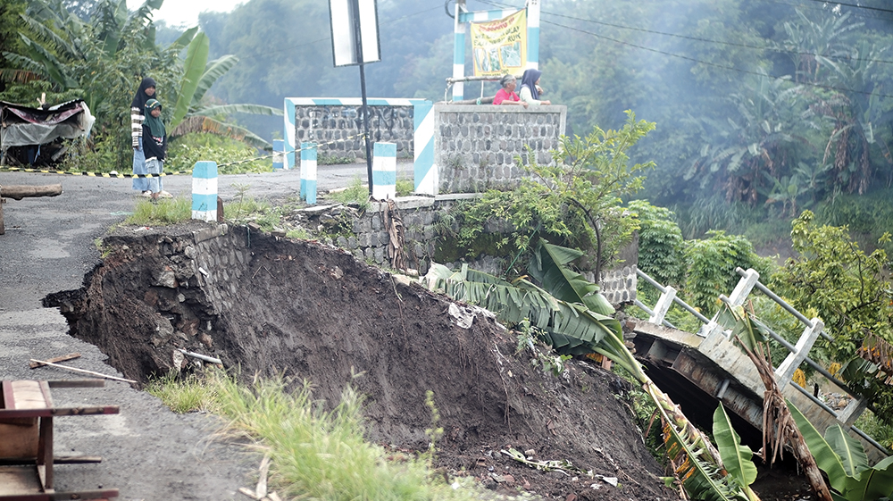 BERBAHAYA: Longsor di sekitar Jembatan Kedungdowo membuat warga waswas. Pemkab Nganjuk harus segera memperbaiki plengsengan yang ambrol karena Jembatan Kedungdowo yang putus tahun lalu.