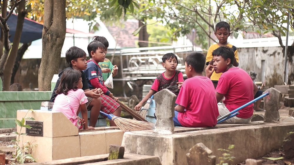 MUSIMAN: Anak-anak menunggu peziarah di TPU Pace. Mereka jadi pembersih makam.
