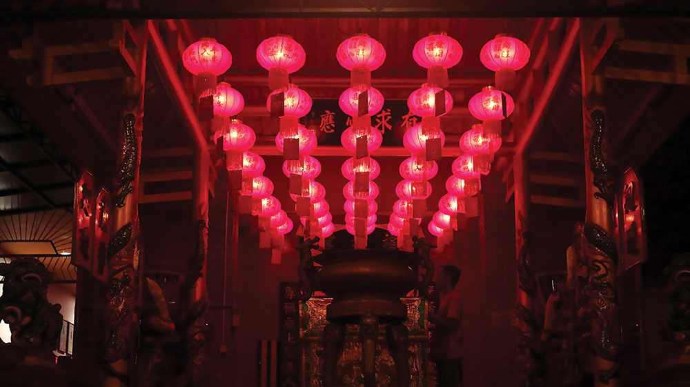 TOLAK BALA: Umat Tri Dharma di Kelenteng Hok Yoe Kiong Sukomoro memasang 160 lampion untuk merayakan imlek. Lampion dipercaya sebagai cara untuk tolak bala di Tahun Baru Kuda Api 2577