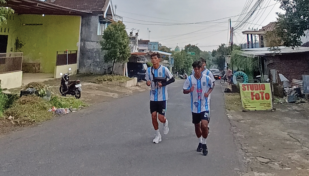 GENJOT FISIK: Pemain Persenga berlari 10 kilometer di Sawahan kemarin.