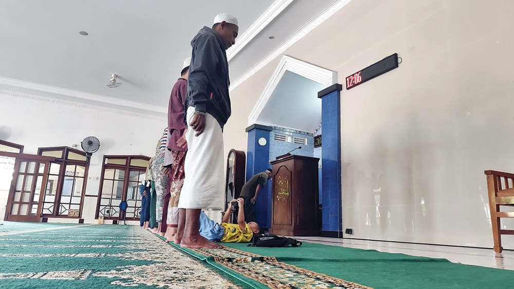 SAMBUT RAMADAN: Warga Muhammadiyah salat duhur kemarin. Mereka mulai puasa Ramadan hari ini.