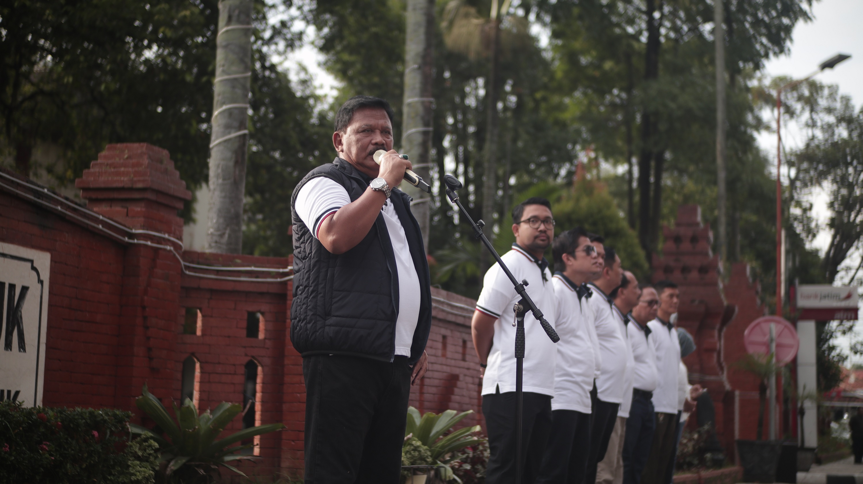 Bupati Nganjuk Marhaen Djumadi mengikuti kerja bakti