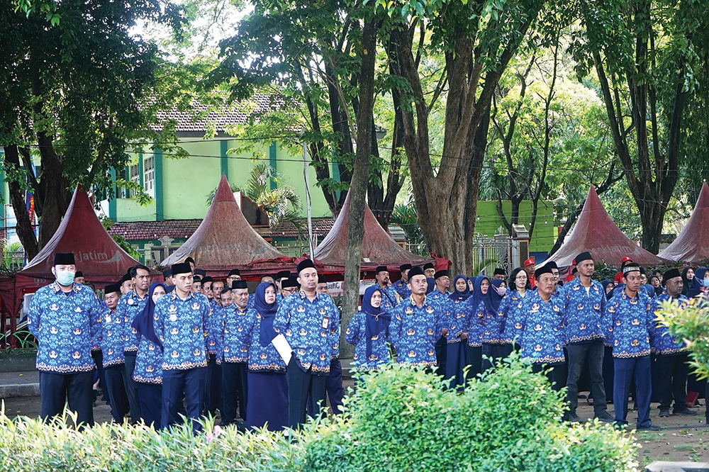 Pemerintah Kabupaten (Pemkab) Nganjuk mengurangi jam kerja untuk aparatur sipil negara (ASN).