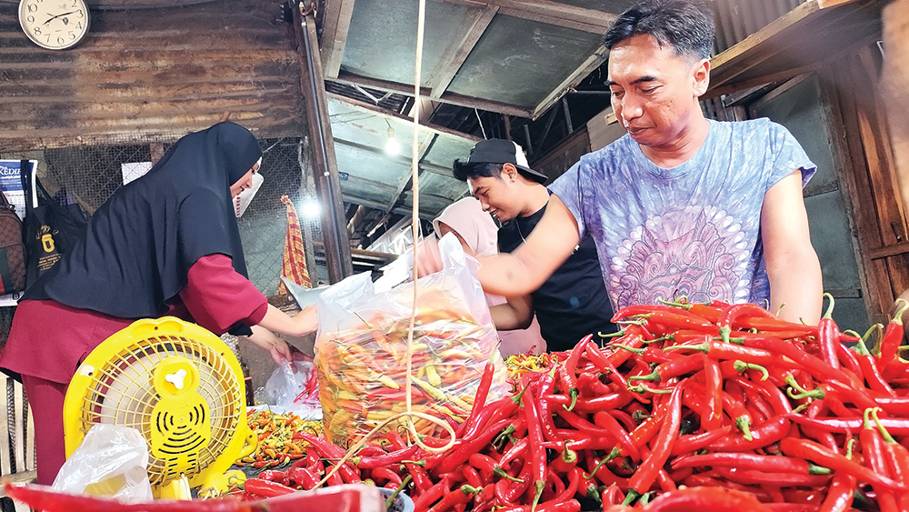 TURUN HARGA: Pedagang cabai di Pasar Wage melayani pembeli. Harga cabai jadi Rp 85 ribu per kilogram.