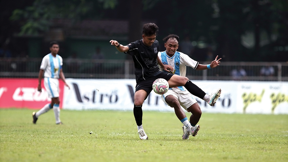 PRESSING KETAT: Striker Persenga Kristiono dihadang pemain Triple S Kediri. Tujuh pemain seleksi ingin bergabung dengan Laskar Singo Barong.