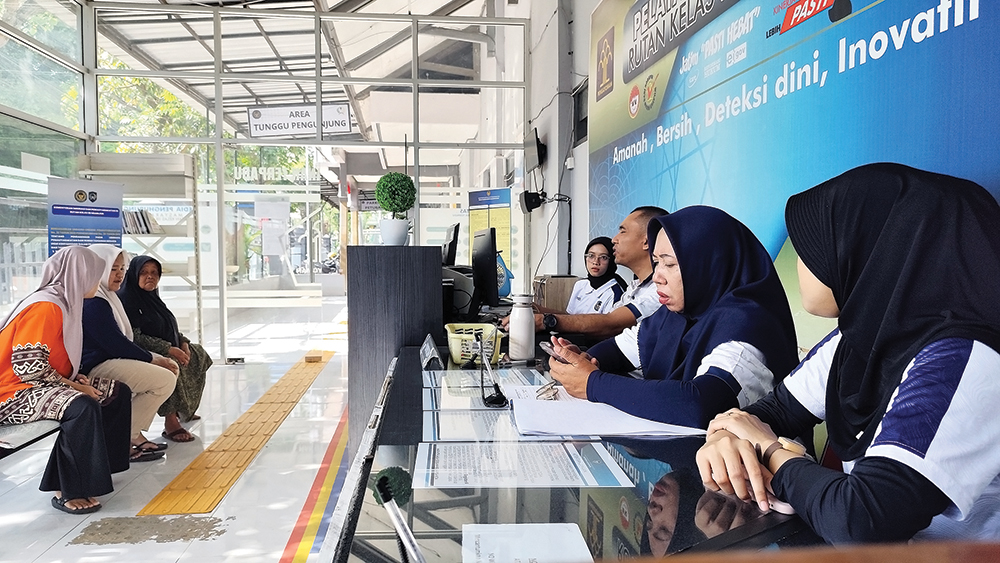 PERKETAT PENGAMANAN: Penjenguk di Rutan Nganjuk menunggu giliran. Mereka dilarang membawa sarapan untuk warga binaan.