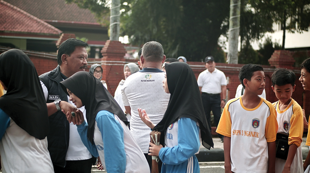 ANTUSIAS: Siswi di Kabupaten Nganjuk berebut salaman dengan Bupati Marhaen kemarin.
