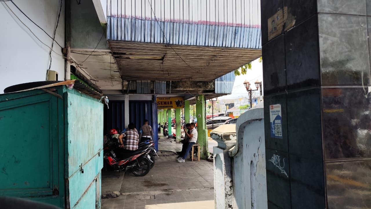 DIJAGA KETAT: Bareskrim Polri saat melakukan penggeledahan di salah satu toko emas di Nganjuk