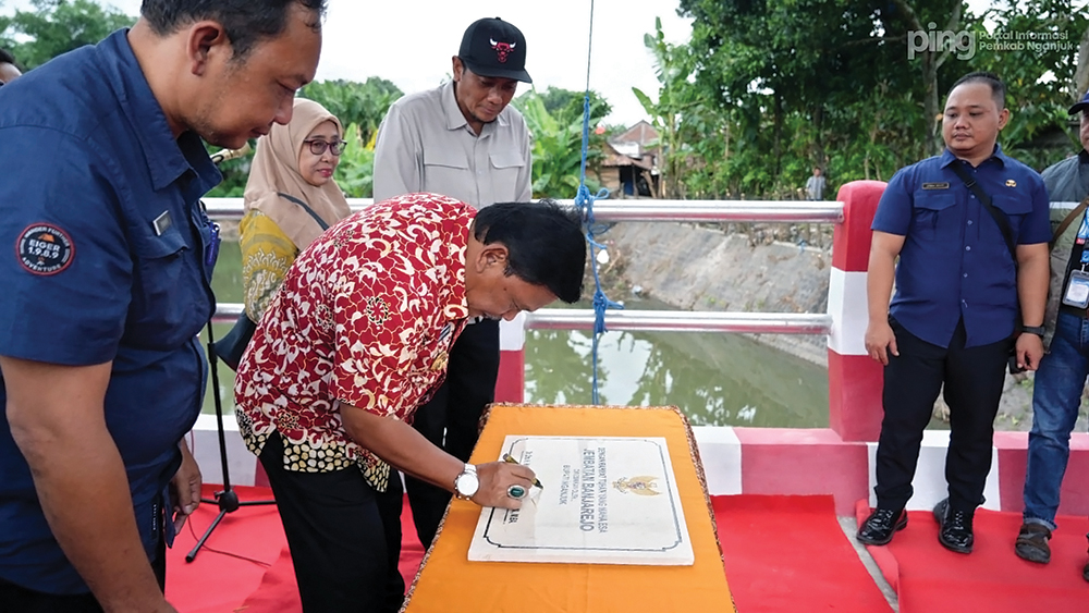 NGANJUK MELESAT: Bupati Marhaen Djumadi didampingi Wakil Bupati Trihandy Cahyo Saputro meresmikan Jembatan Banjarejo.