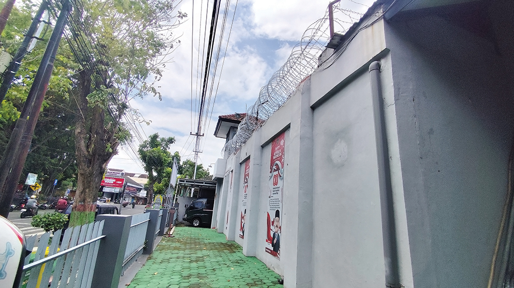 CEGAH NAPI KABUR: Kawat berduri dipasang di tembok Rumah Tahanan (Rutan) Kelas IIB Nganjuk kemarin.