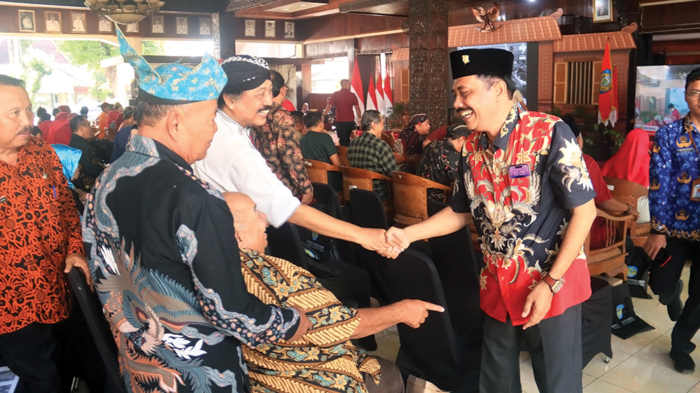 PERJUANGKAN ASPIRASI RAKYAT: Ketua DPRD Tatit Heru Tjahjono menyerap aspirasi warga.