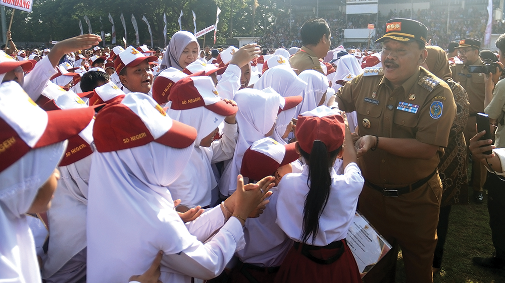 KARTU NGANJUK CERDAS: Bupati Marhaen memberi beasiswa pada siswa yang mendapat ranking di tingkat SD dan SMP.