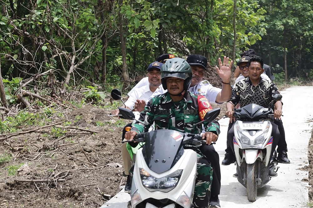Kang Marhaen sat set memperbaiki jalan rusak di Kecamatan Jatikalen agar siswa bisa ke sekolah tanpa kena lumpur.