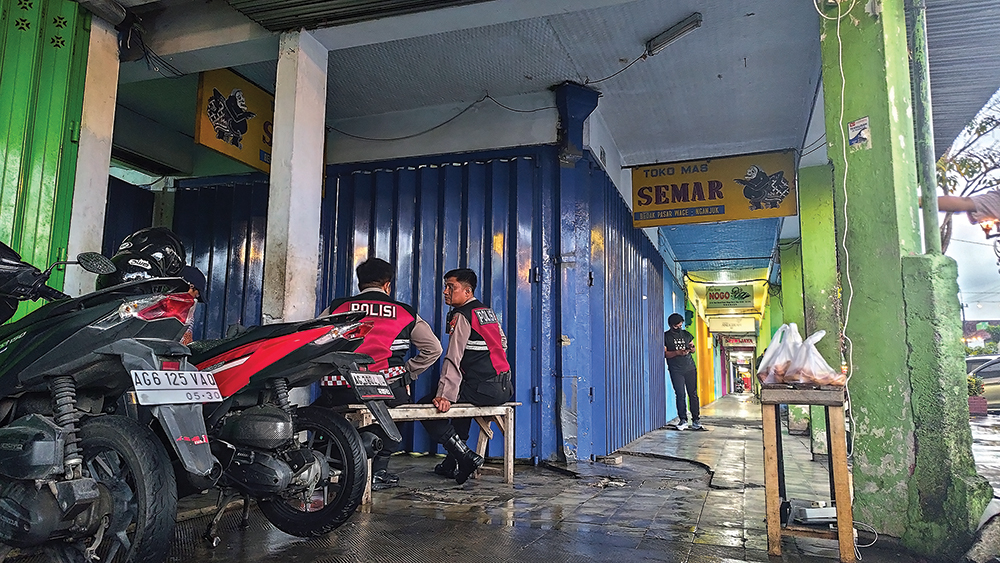 polisi geledah Toko Emas Semar