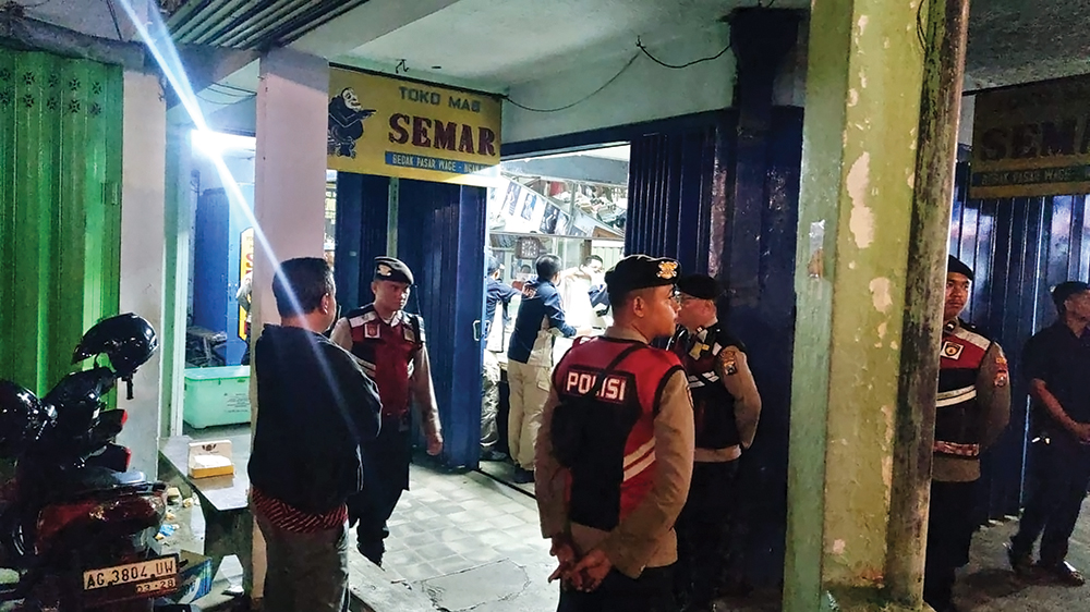 PENGAMANAN KETAT: Polisi menggeledah Toko Emas Semar di Jalan Ahmad Yani Nganjuk selama 16,5 jam untuk mencari barang buktii.