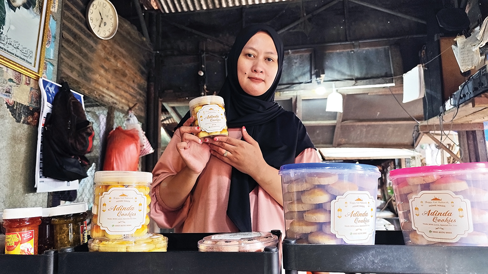 TRADISI TAHUNAN: Anik menunjukkan kue nastar yang banjir peminat.