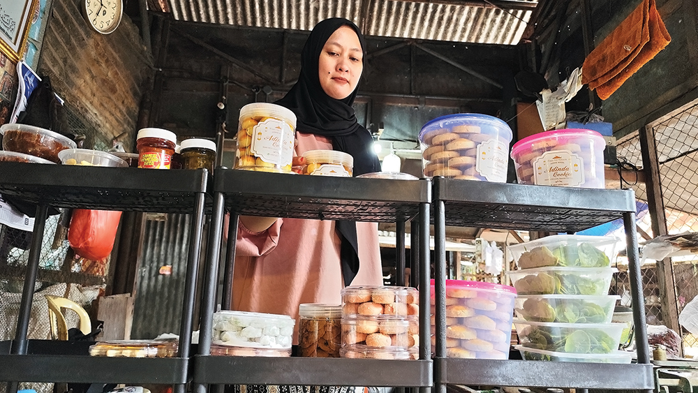 PANEN: Anik Supriatin, penjual kue Lebaran menerima banyak order di awal Ramadan tahun ini.