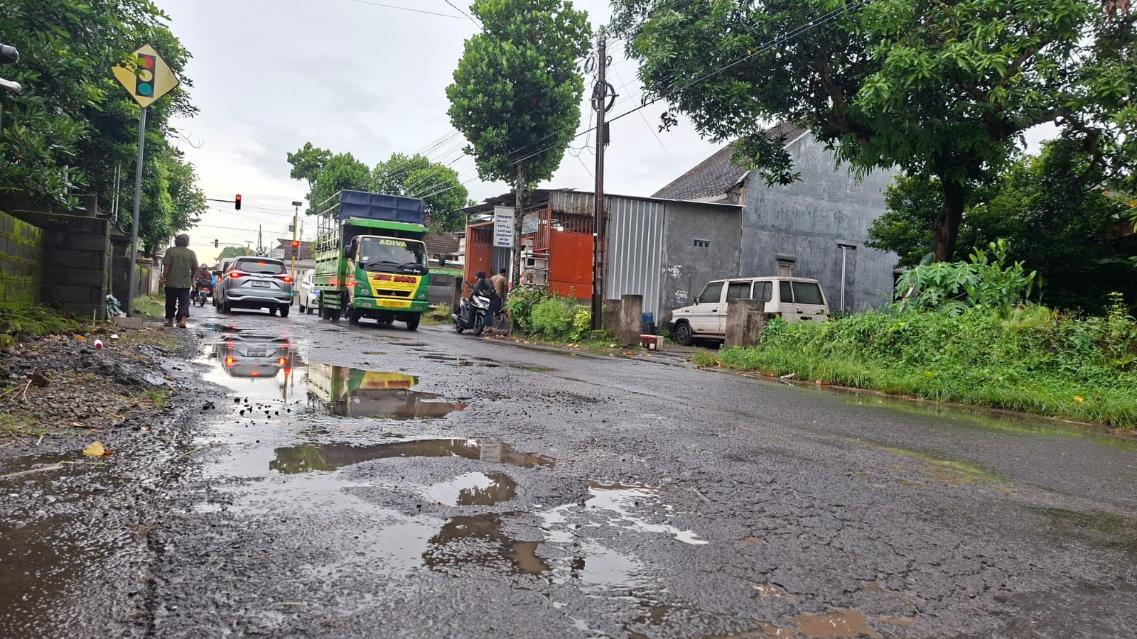 Jalan Raya Prambon-Warujayeng yang rusak