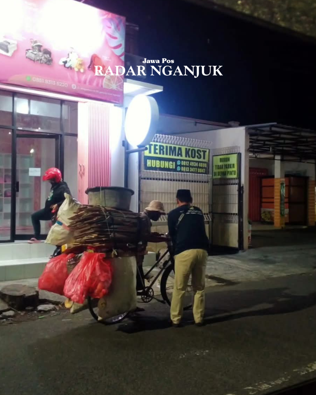 BERBAGI: Komunitas Nganjuk Peduli membagikan nasi ke pemulung. 