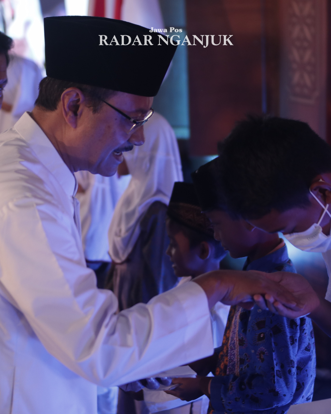 RAMAH ANAK: Mensos Saifullah Yusuf ketika bersalaman dengan anak-anak Kota Angin. 
