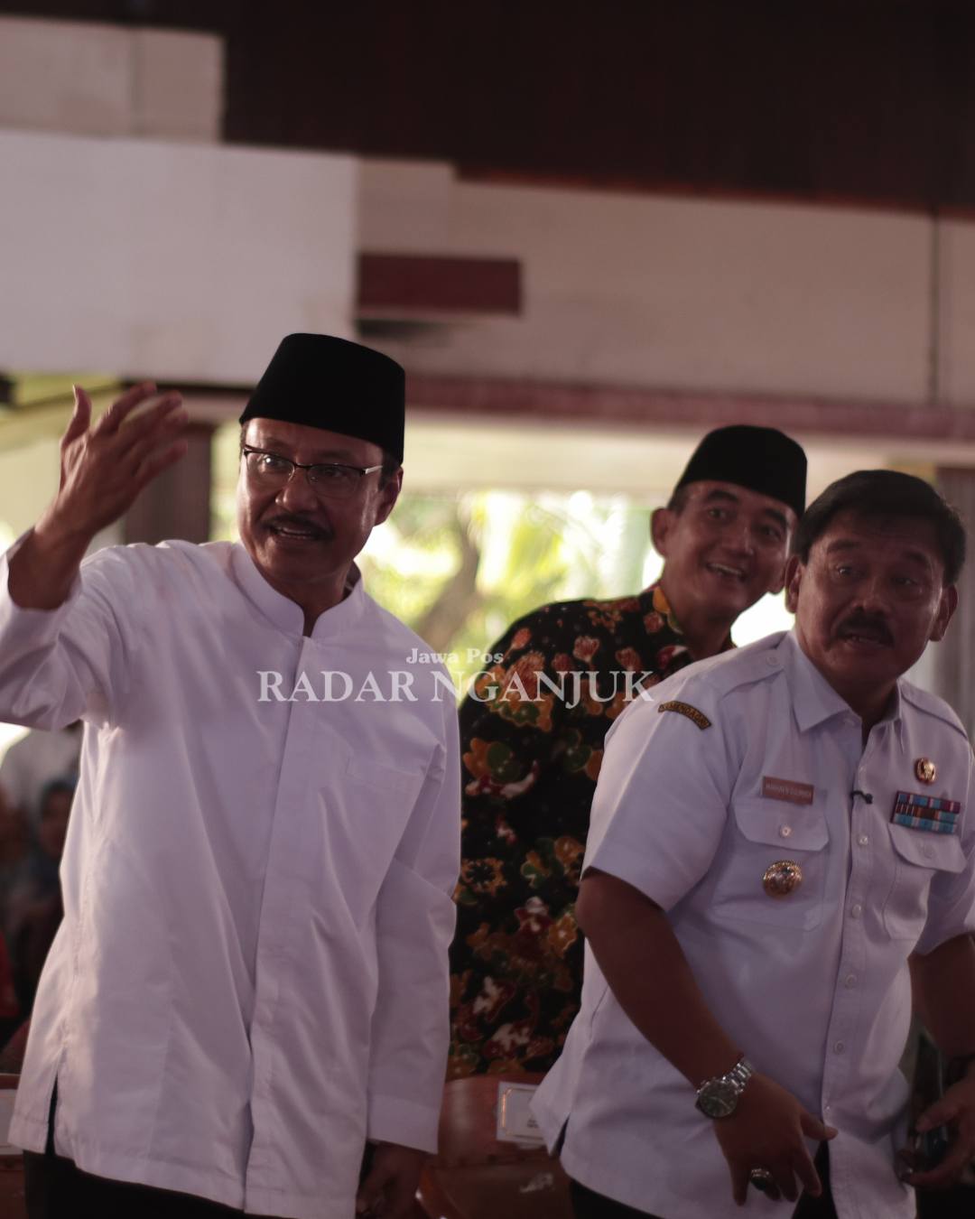 SAFARI: Mensos Saifullah Yusuf (Gus Ipul) didampingi Bupat Marhaen saat menyapa warga di Pendapa Nganjuk. 