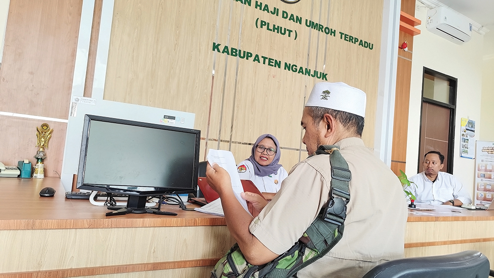 PERSIAPAN HAJI: Pegawai Kementerian Haji dan Umrah Nganjuk melayani calon jemaah haji. Perang Iran ganggu keberangkatan CJH.
