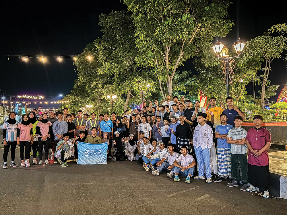 UNIK: Komunitas Lari foto bersama setelah running malam hari memakai outfit Ramadan.
