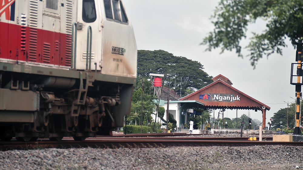 BUTUH RUTE LOKAL: Kereta api masuk Stasiun Nganjuk kemarin. Pemkab Nganjuk mengusulkan pada KAI untuk membuka rute kereta api lokal karena banyak warga Kota Angin yang bekerja di Surab