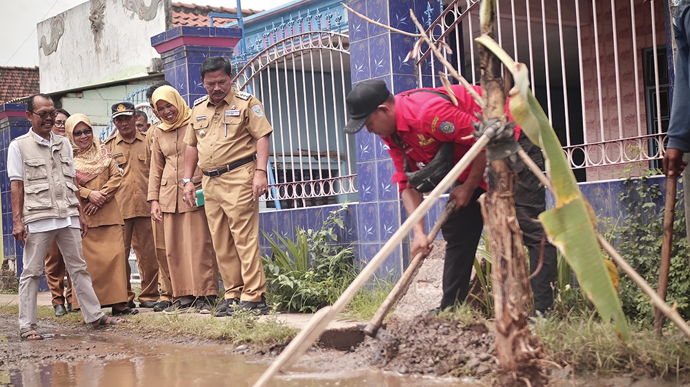 LANGSUNG SIDAK: Bupati Marhaen Djumadi meninjau jalan rusak di Desa Betet setelah warga menggelar aksi kemarin.