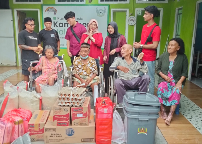 BERBAGI KEBAHAGIAAN: Hj Yuni Rahma (kerudung cokelat) memberikan bantuan kepada lansia yang berada di Kampung Halaman Lansia Kertosono pada Minggu (1/3).