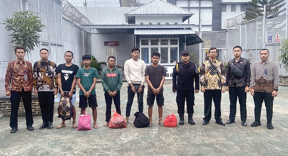 BOYONGAN: Lima dari belasan warga binaan Rumah Tahanan (Rutan) Kelas IIB Nganjuk yang dipindahkan ke Lapas Madiun karena rutan overload. 