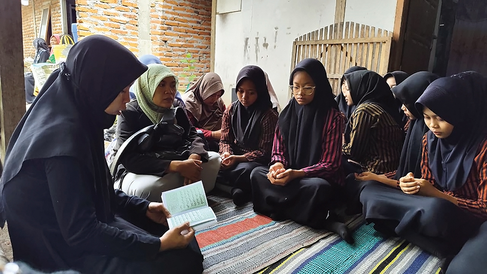 TAKZIAH: Petakziah mendoakan Yanti dan Caira anaknya. 