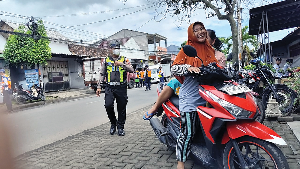 KENA TILANG: Pengendara sepeda motor tidak memakai helm terjaring Operasi Keselamatan Semeru 2026.