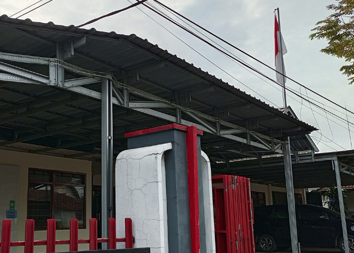 BELUM SETENGAH TIANG: Suasana di Badan Kesbangpol Kabupaten Nganjuk pada Selasa pagi (3/3) pukul 08.00.