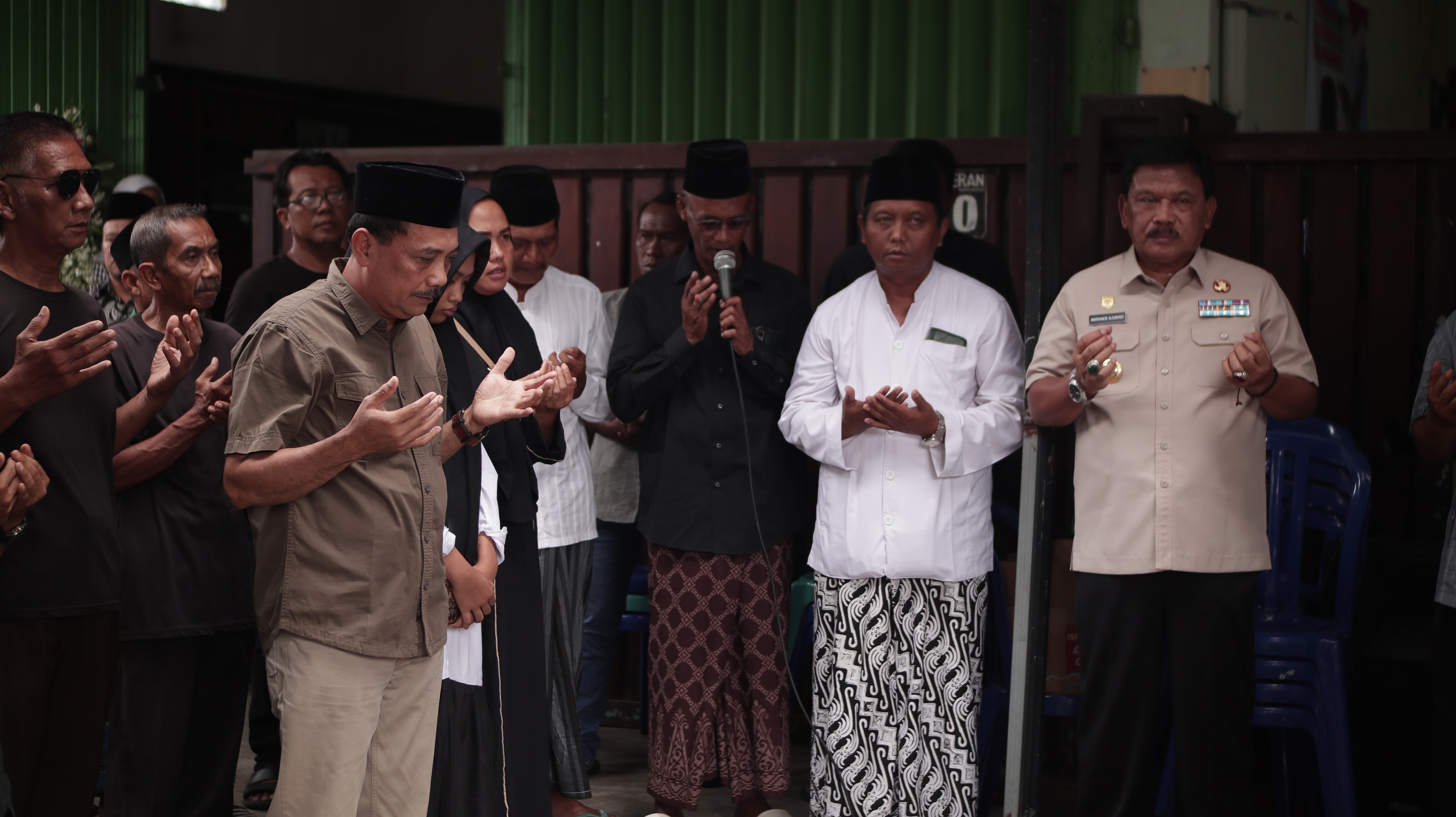 Ketua DPRD Nganjuk Tatit Heru Tjahjono mengikuti takziah di rumah duka Harianto
