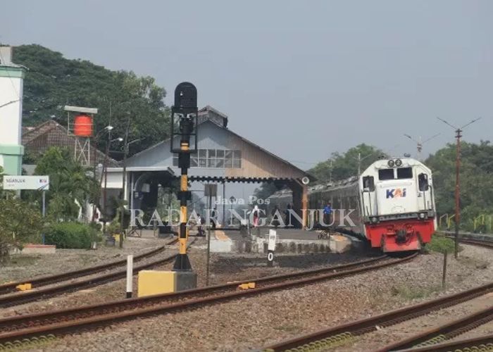 TRANSPORTASI: Kereta Api (KA) yang melintas di stasiun Nganjuk. 