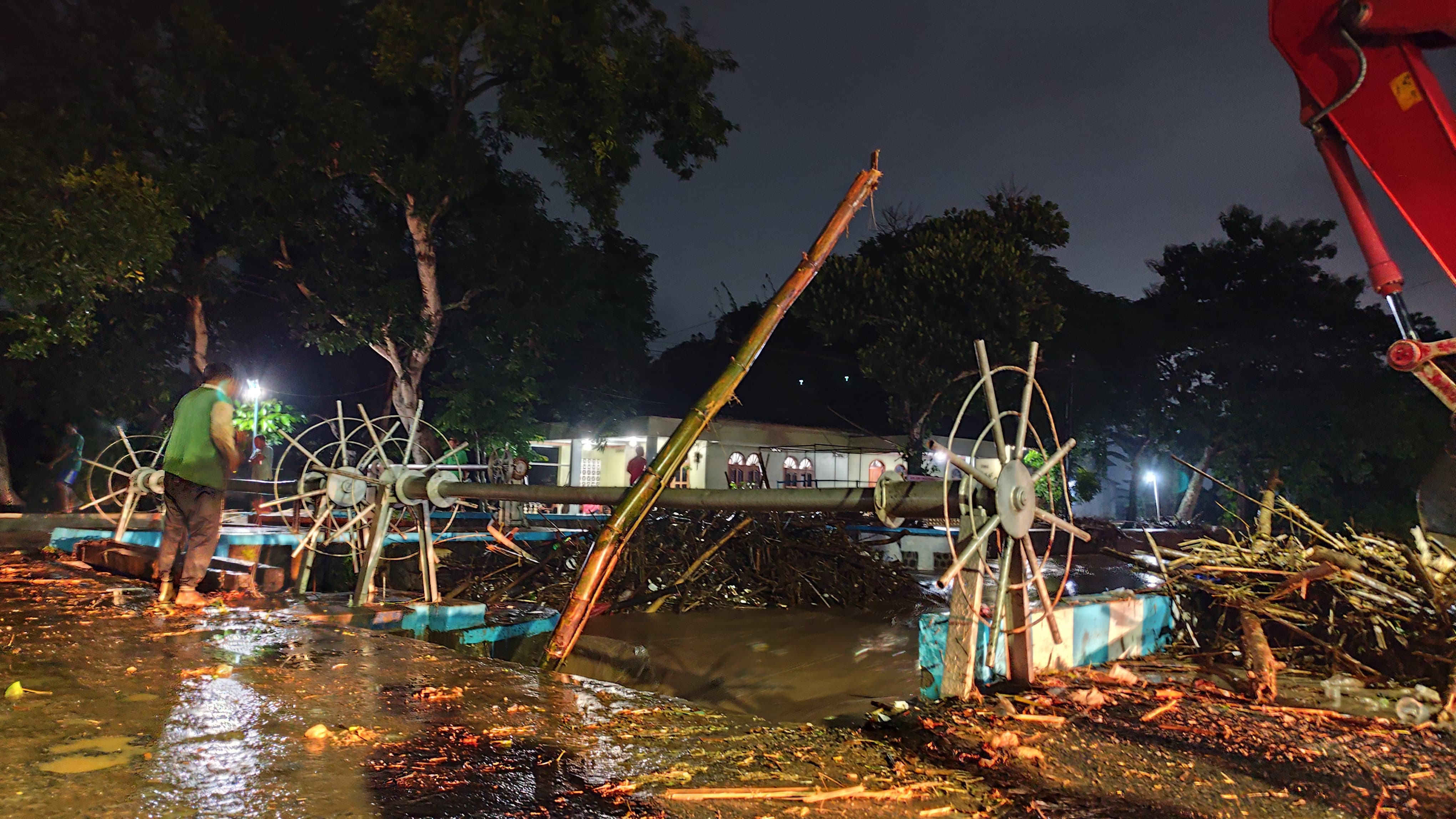 MELUAP: Banjir Nganjuk disebabkan dam tersumbat. 
