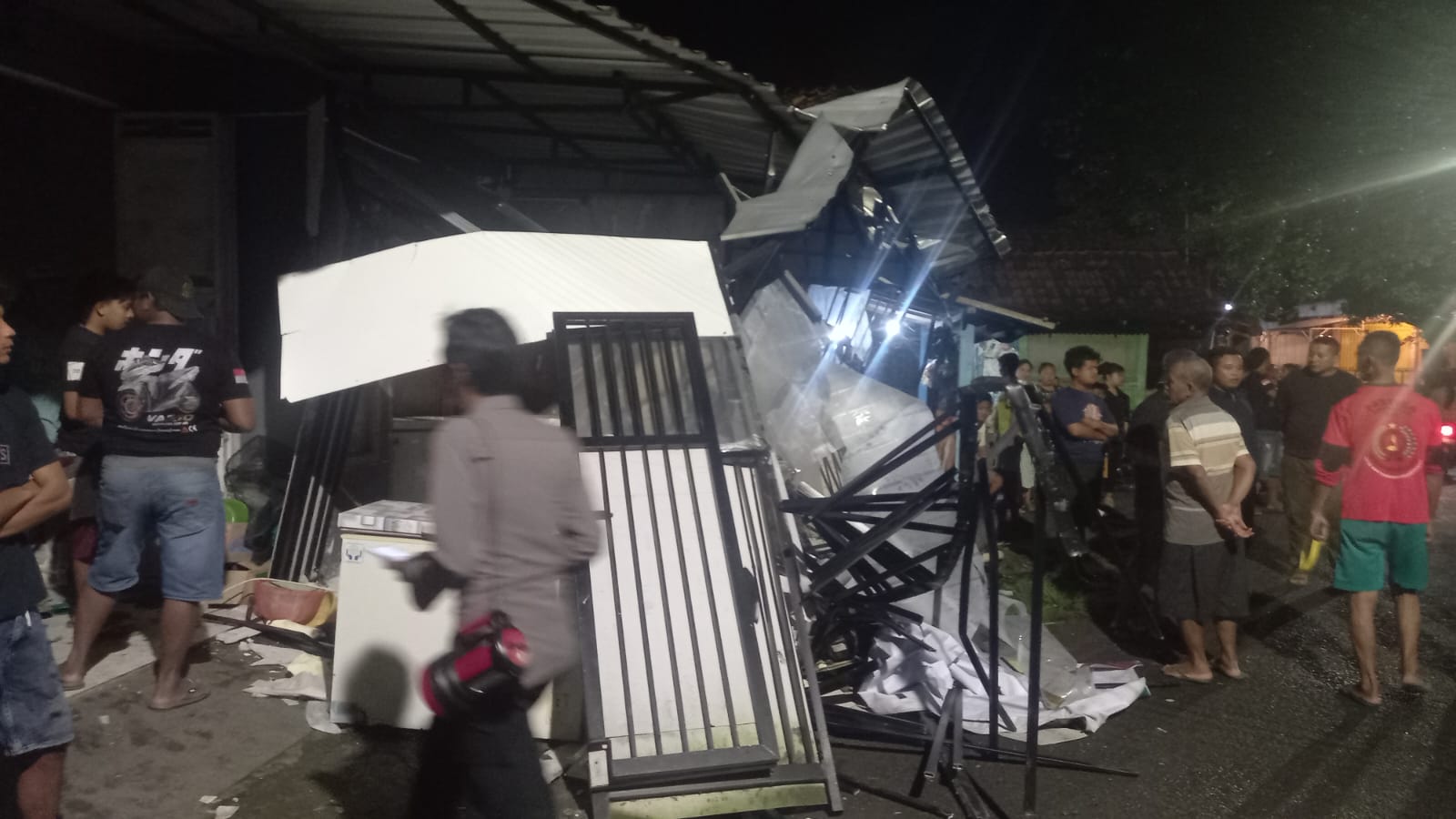 GEMPAR: Warga beramai-ramai mendatangi lokasi kecelakaan. 